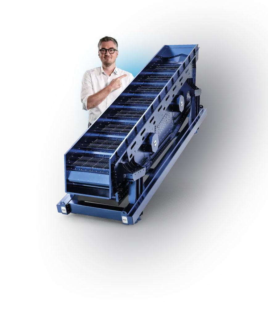 Un hombre junto a una cribadora 3D COMBI azul de Spaleck.