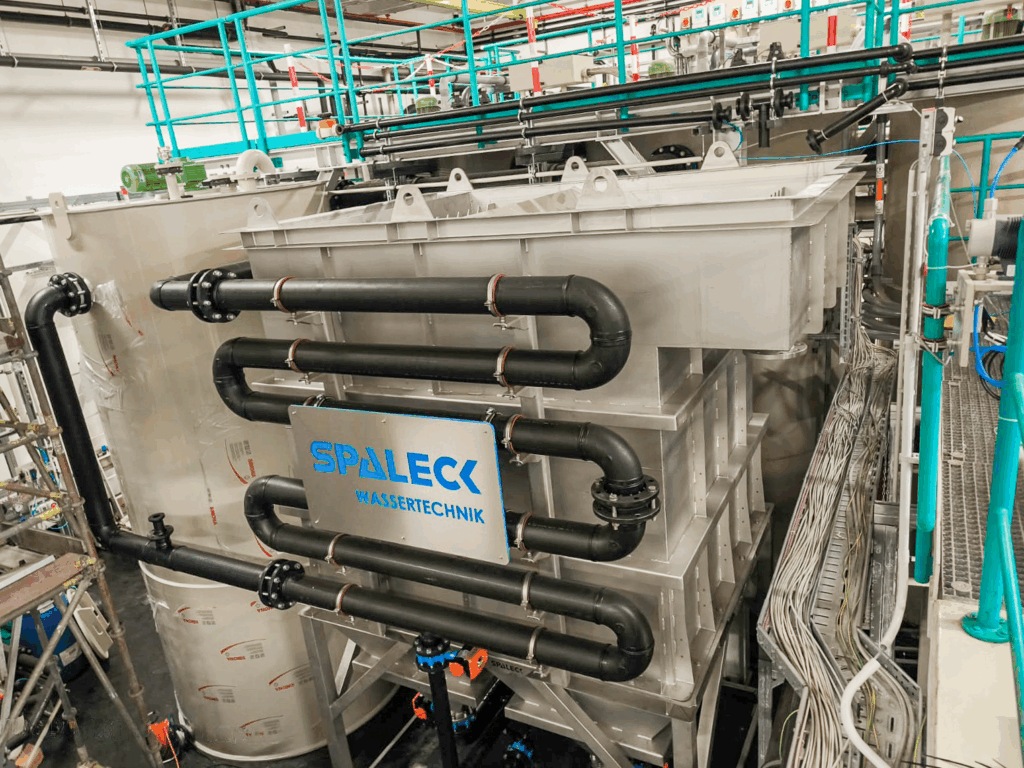 SPALECK Wassertechnik instala una solución integral para el tratamiento de aguas residuales | Tratamiento de agua en la producción de chips con SPALECK | Clarificadores de láminas para el tratamiento de aguas residuales en la producción de chips | SPALECK
