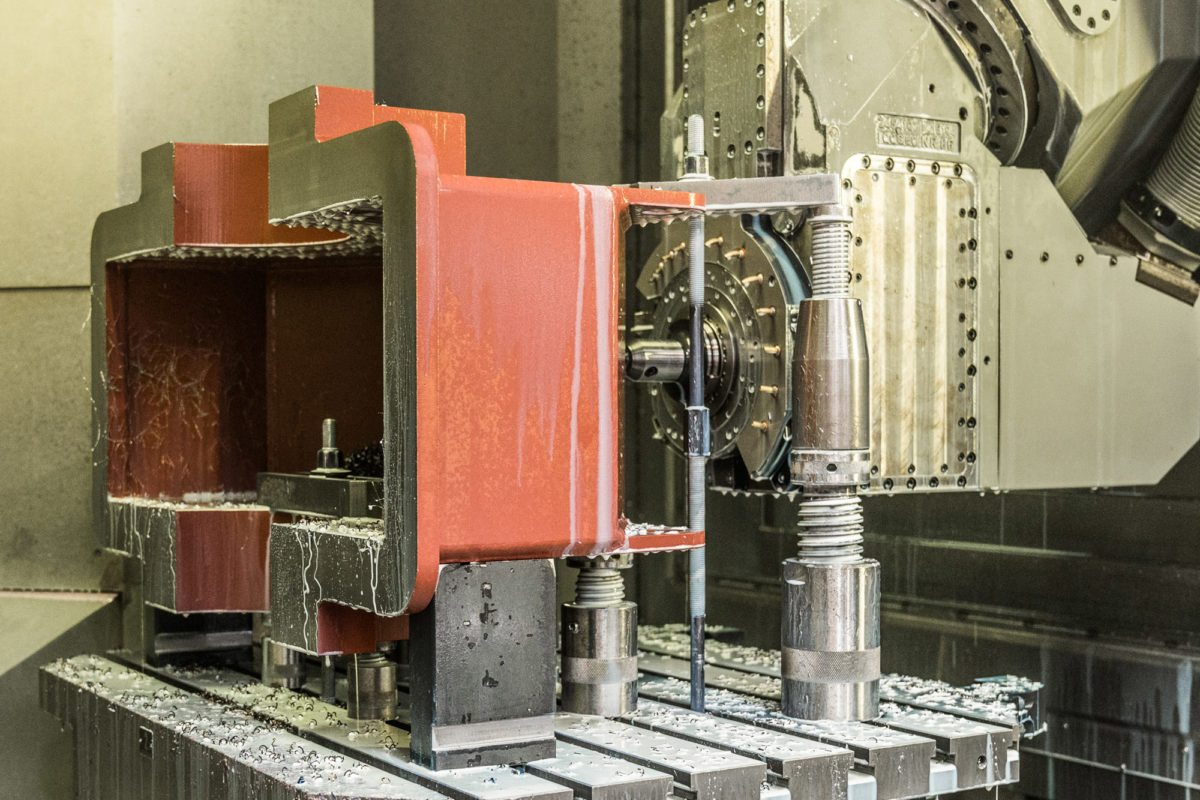 Bloque metálico en una fresadora CNC durante el mecanizado.