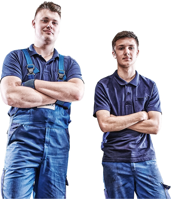 Dos hombres vestidos con ropa de trabajo y con los brazos cruzados.