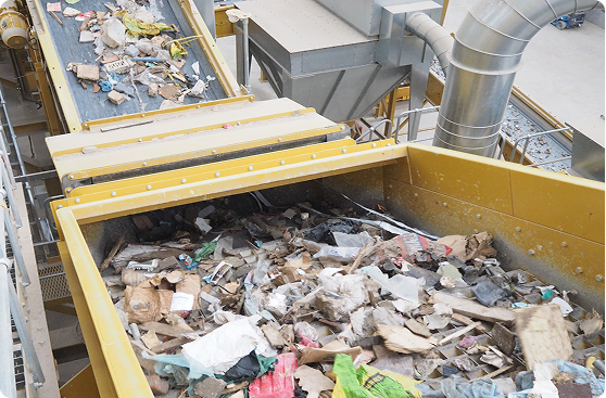 Planta de reciclaje con una cinta transportadora llena de residuos mixtos, título de ejemplo: Primera parte no