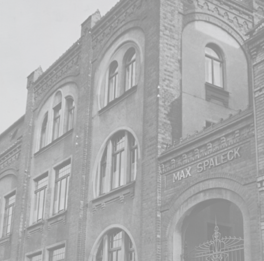 Historisches Backsteingebäude mit der Aufschrift 'Max Spaleck'.