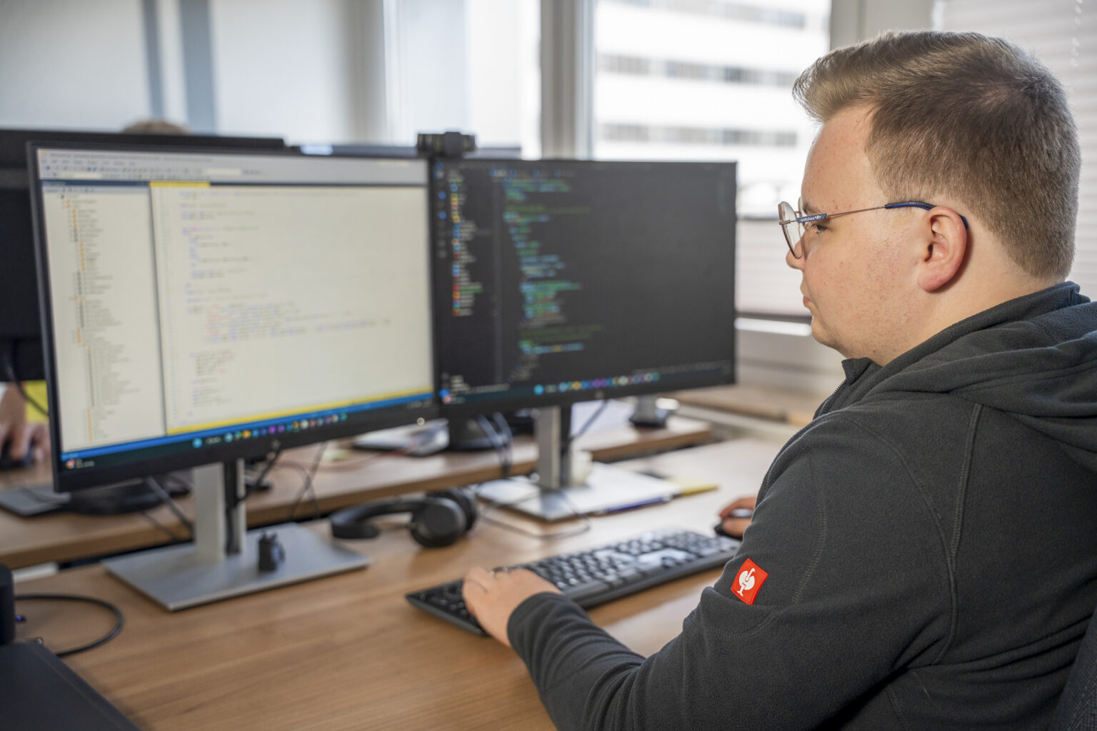 Auszubildender zur Fachkraft für Systemintegration programmiert am PC