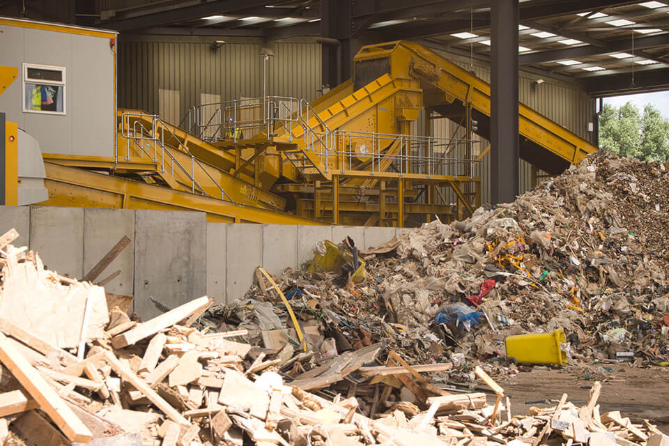 Vista de una cribadora SPALECK en una planta de reciclaje de residuos mixtos de la construcción. En primer plano se ve el material de partida.