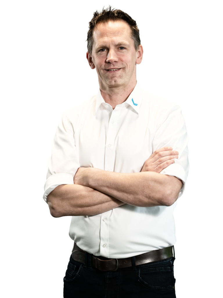 Un hombre con camisa blanca, que representa el tratamiento industrial del agua: Spaleck Wassertechnik.