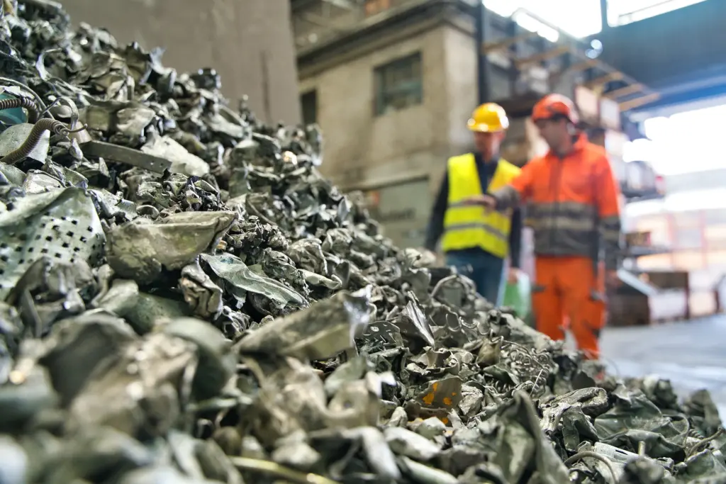 Los residuos electrónicos reciclados se clasifican por materiales; en este caso, se trata de aluminio puro
