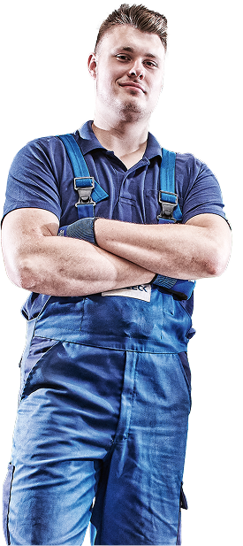 Persona vestida con ropa de trabajo azul y con los brazos cruzados.