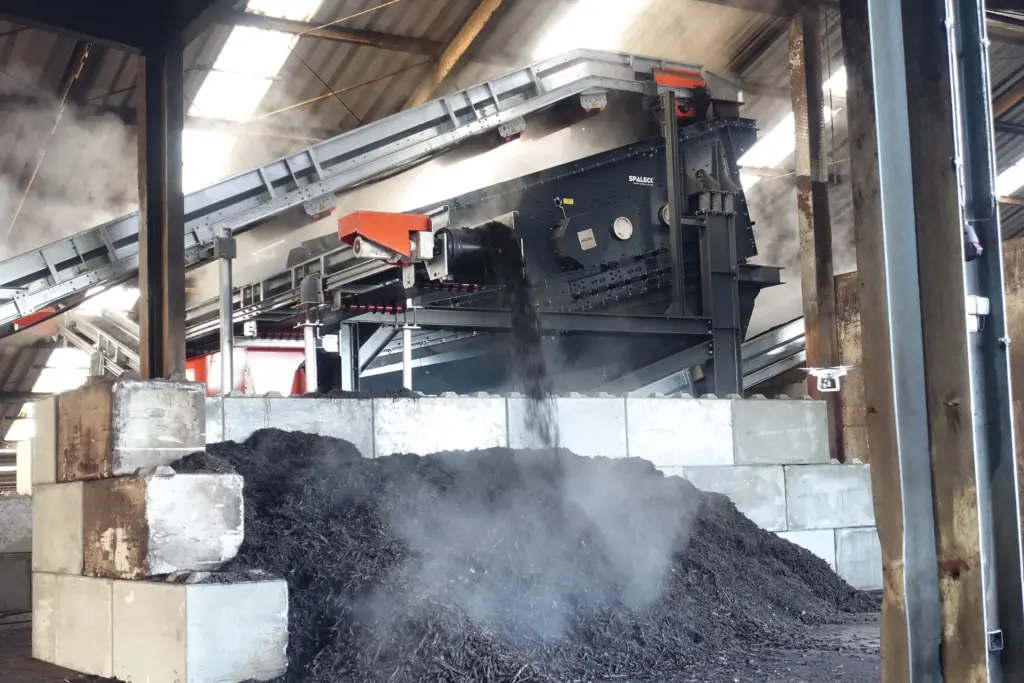 La cribadora SPALECK en la producción de compost: en este ámbito ofrece la ventaja de unos tamaños de cribado muy precisos y un esfuerzo de limpieza muy reducido