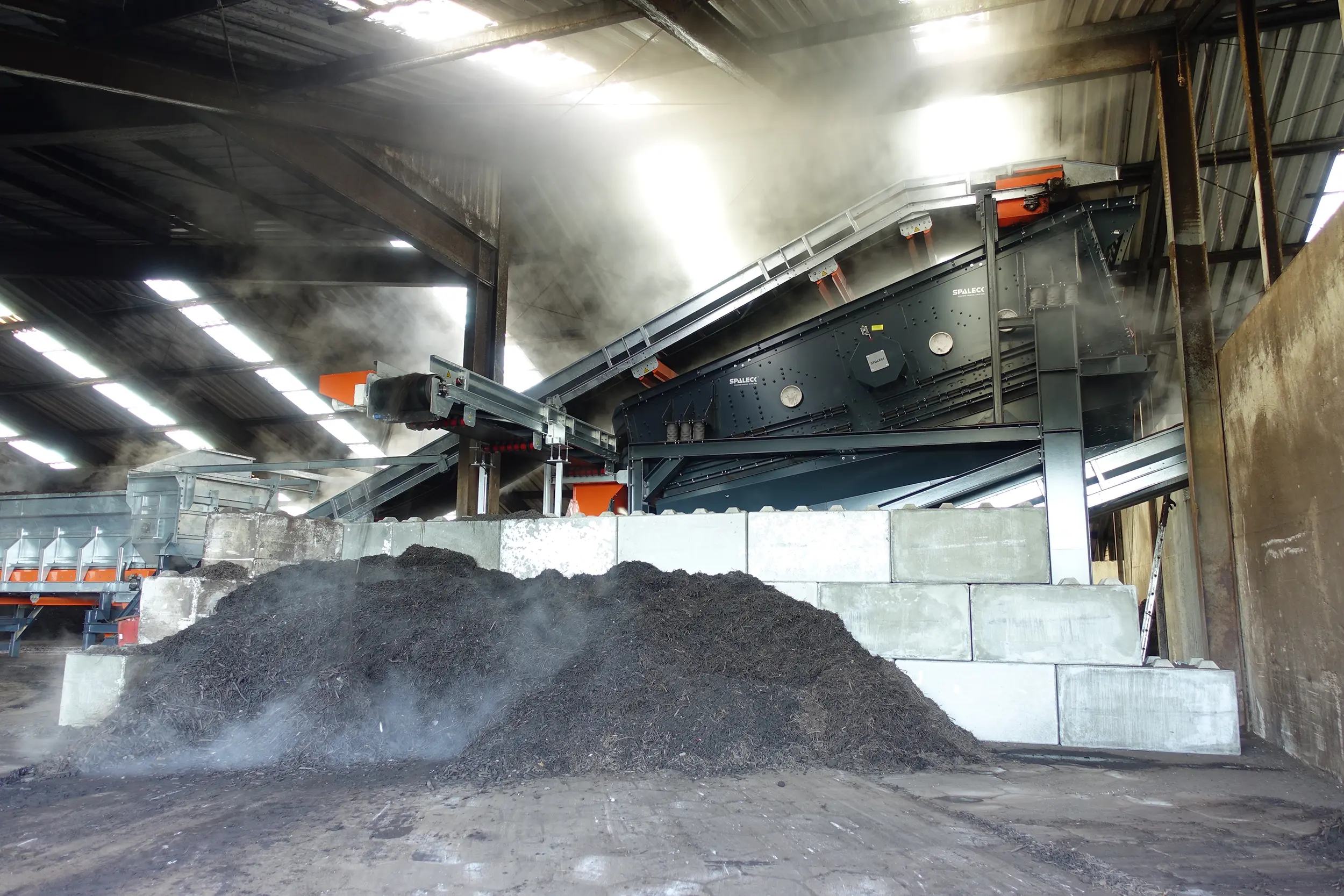 Cribadora SPALECK en una de las principales empresas productoras de compost y sustrato para flores. La cribadora está equipada con bandejas de cribado especiales para la producción de compost de primera calidad.