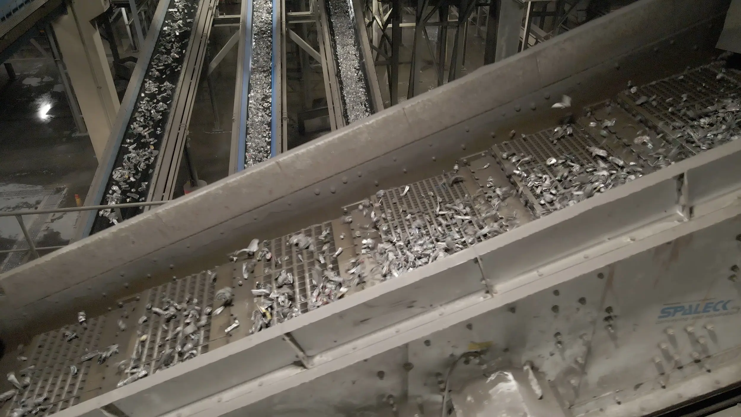 Planta industrial con criba de reciclaje para la clasificación de materiales.
