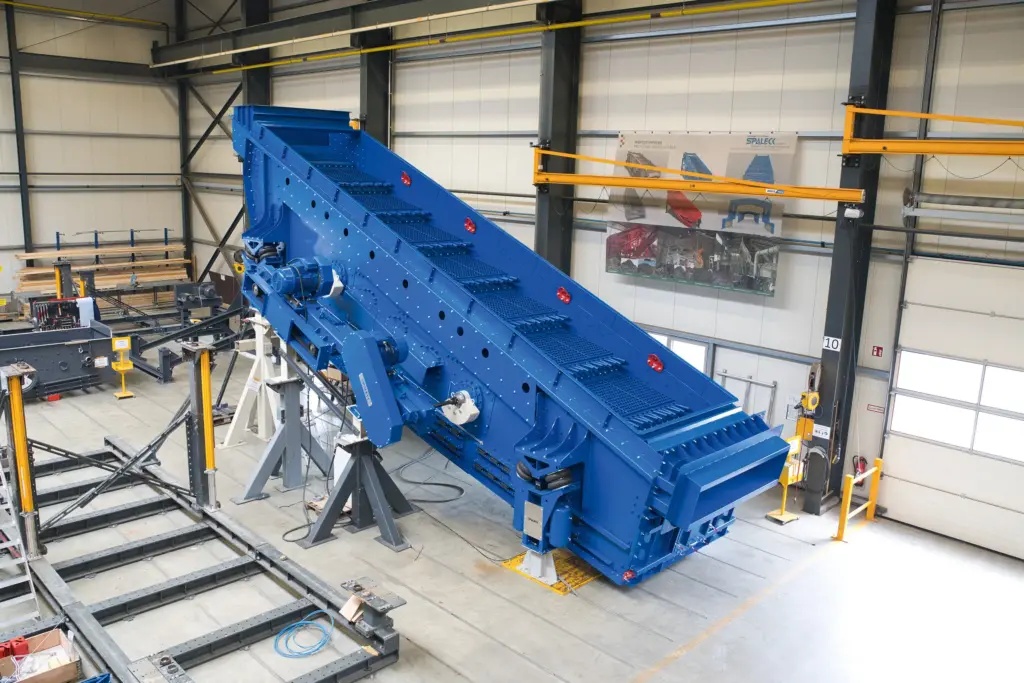 Máquina cribadora SPALECK en la línea de producción: gracias al principio modularDESIGN+, cada criba se adapta al 100 % a las necesidades del cliente