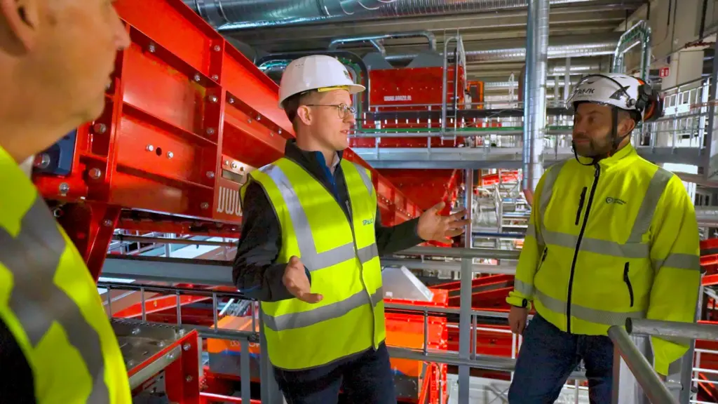Markus Doebbelt, experto en cribadoras de SPALECK, analiza los detalles técnicos de la cribadora con el cliente Tekniska verken en su planta de reciclaje de MSW.