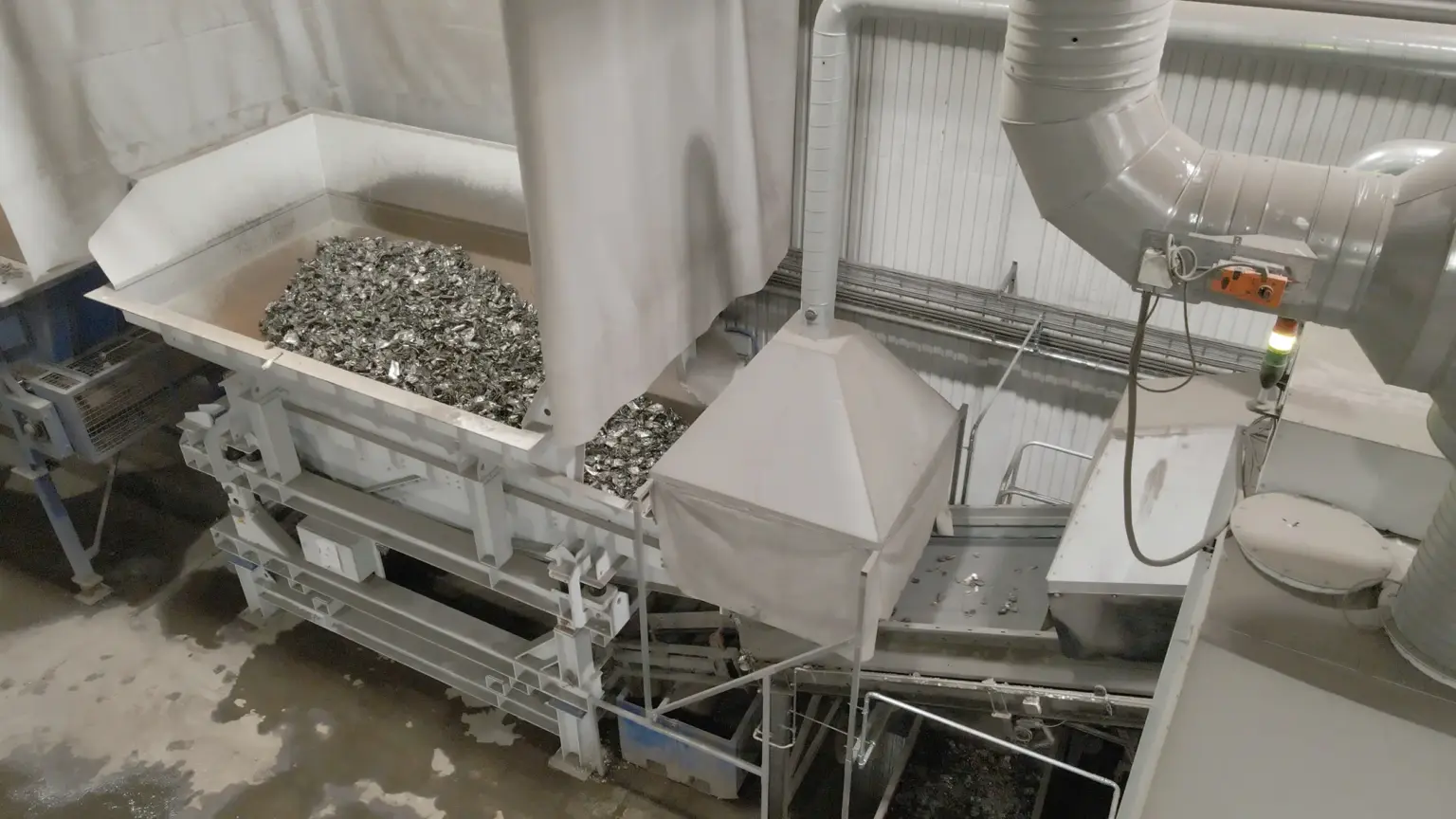 SPALECK ActiveFEED optimiza la alimentación de material en una planta de reciclaje de metales mediante un suministro constante de material a tres clasificadores XRF