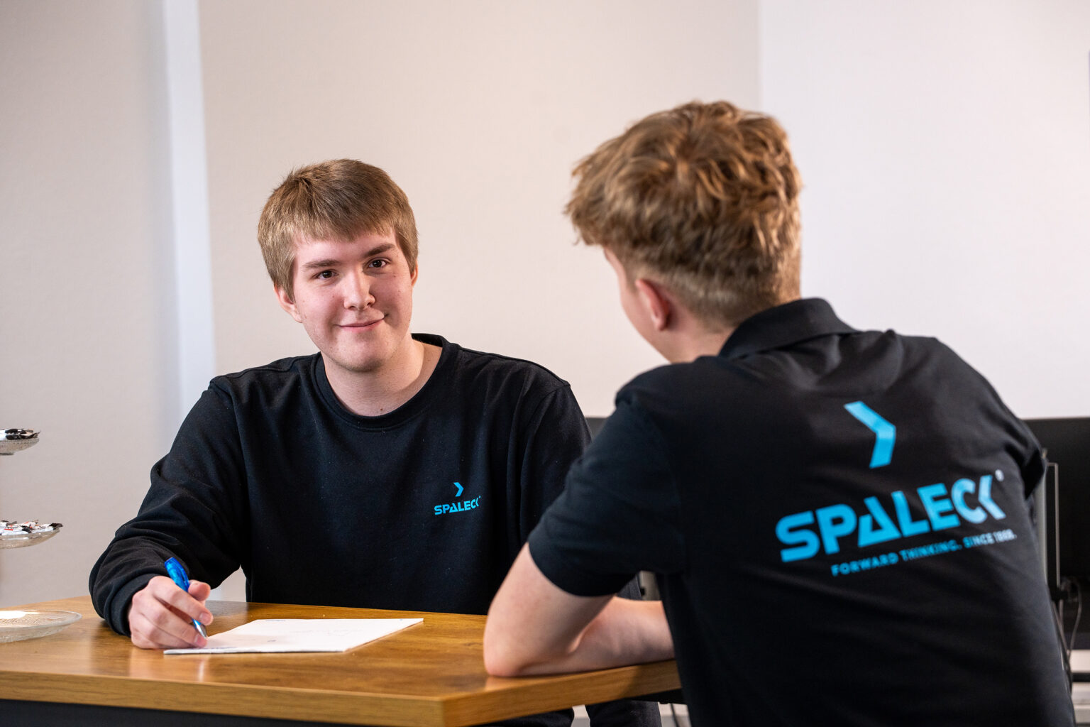 Dos chicos charlando en SPALECK AUSBILDUNG.