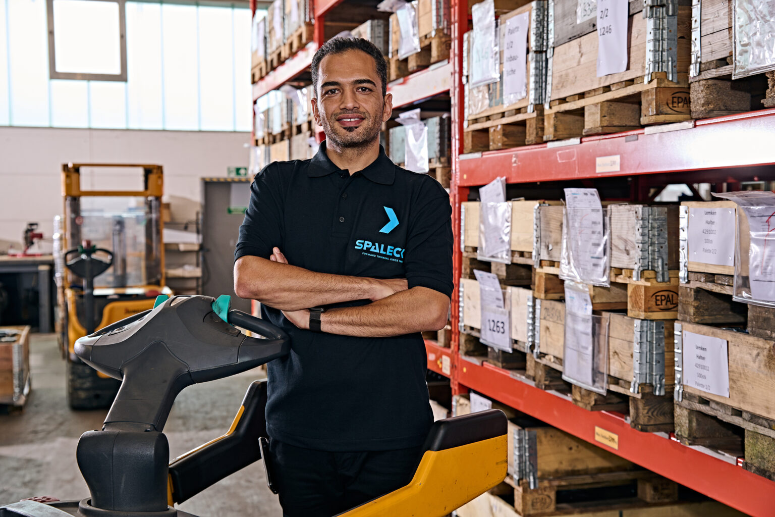 Empleados de SPALECK en un almacén con palés.
