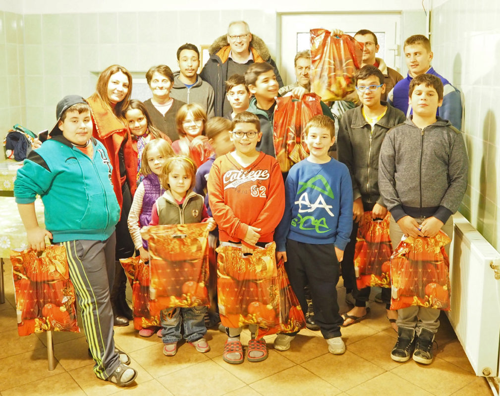 Un grupo de personas con bolsas de regalo, que simboliza la unión y el apoyo.