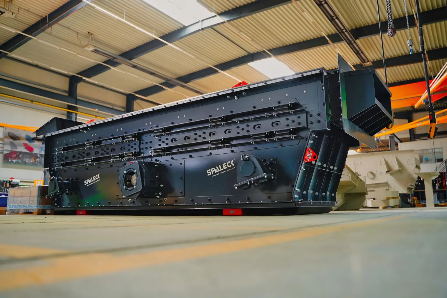 Cribadora de eje tensado para residuos mixtos de la construcción en la nave de producción del fabricante de cribadoras SPALECK