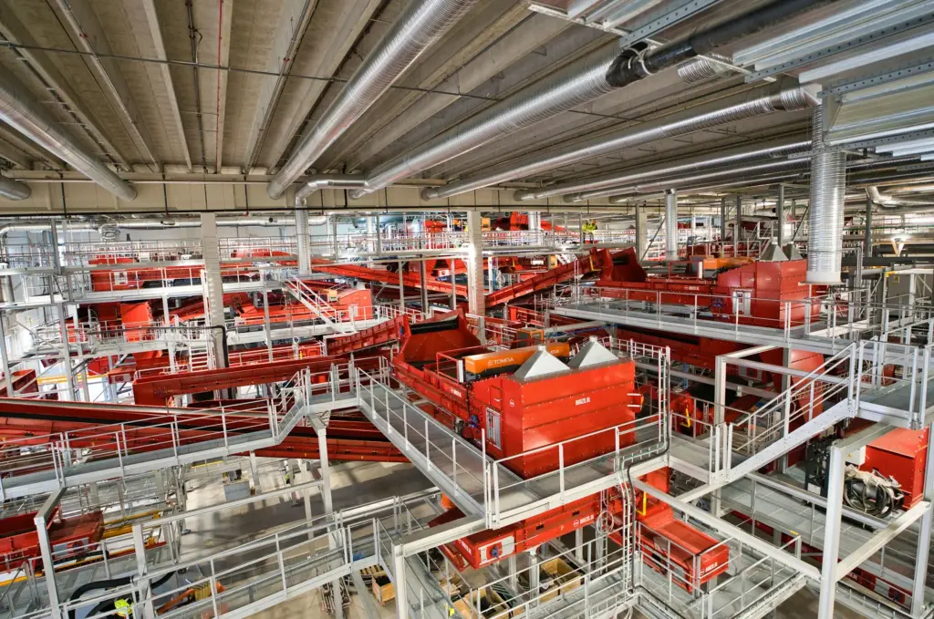 Planta de última generación para el tratamiento de residuos domésticos con una capacidad anual de 200 000 toneladas. Un total de cuatro cribadoras SPALECK se encargan aquí de clasificar el material según su tamaño.