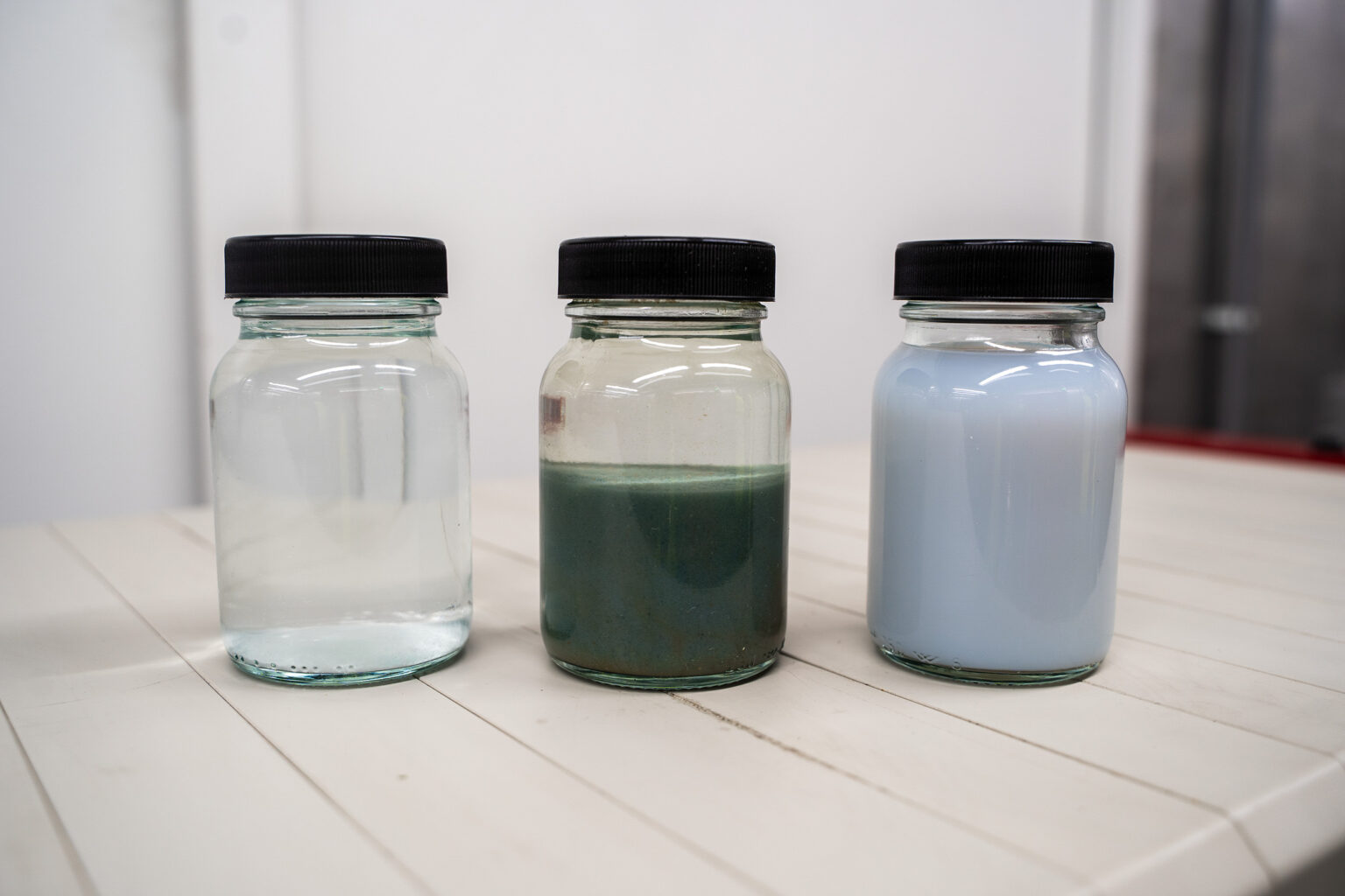 Tres muestras de aguas residuales en distintas fases tras su tratamiento mediante electrocoagulación