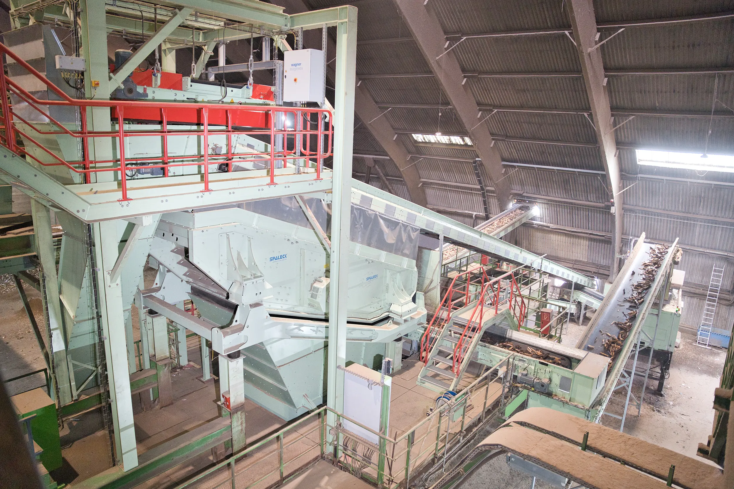 Máquina cribadora para el tratamiento de madera de desecho