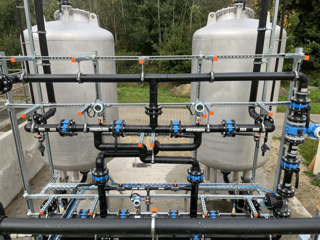 Instalación para el tratamiento de agua bruta y de pozo, con tuberías y depósitos al aire libre.