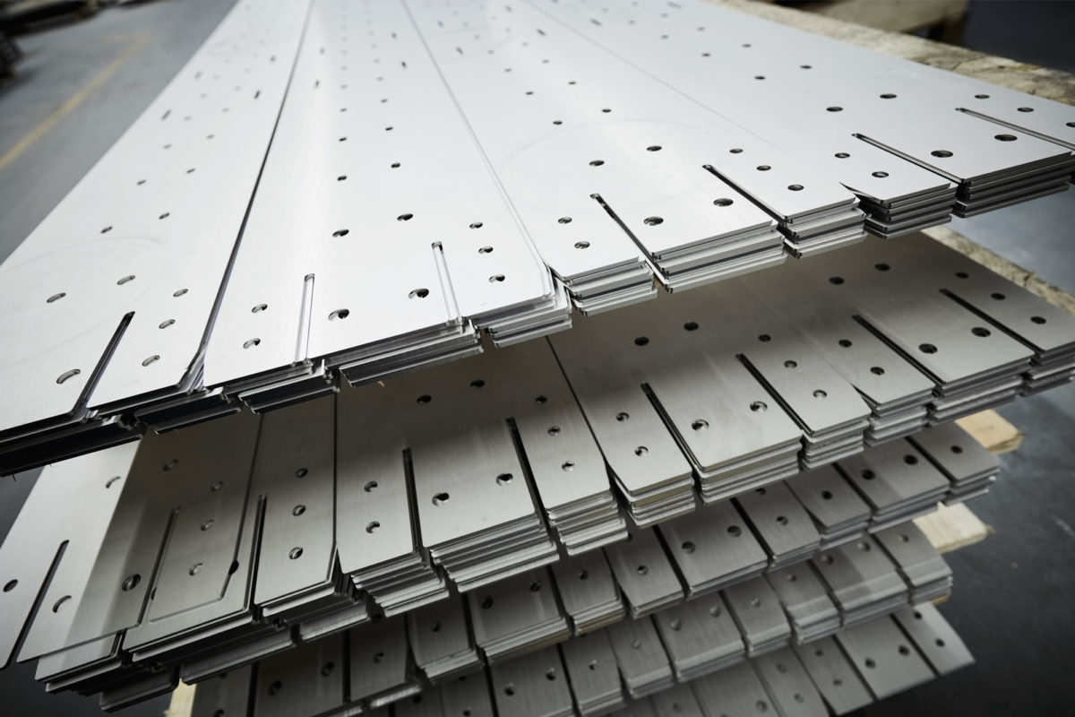 Piezas cortadas con láser apiladas en el servicio de fabricación por encargo de la empresa metalúrgica SPALECK