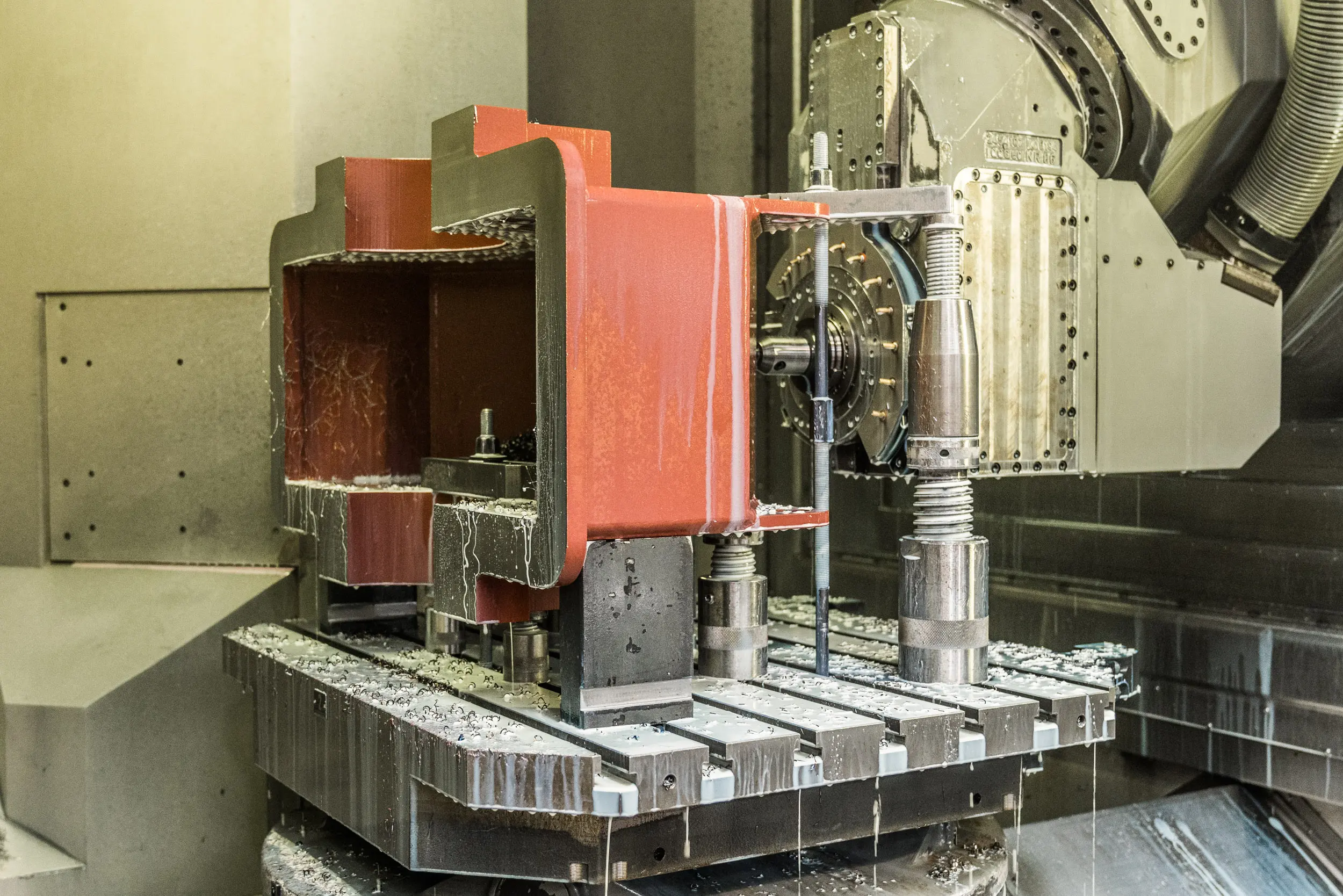 Mecanizado de una pieza de gran tamaño mediante CNC en un centro de mecanizado CNC en la empresa de fabricación por encargo SPALECK
