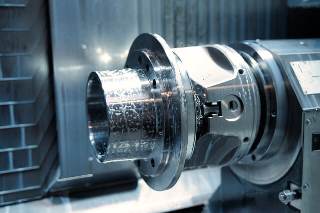 Mecanizado de una pieza torneada en la empresa de subcontratación SPALECK: imagen detallada del interior de la máquina CNC
