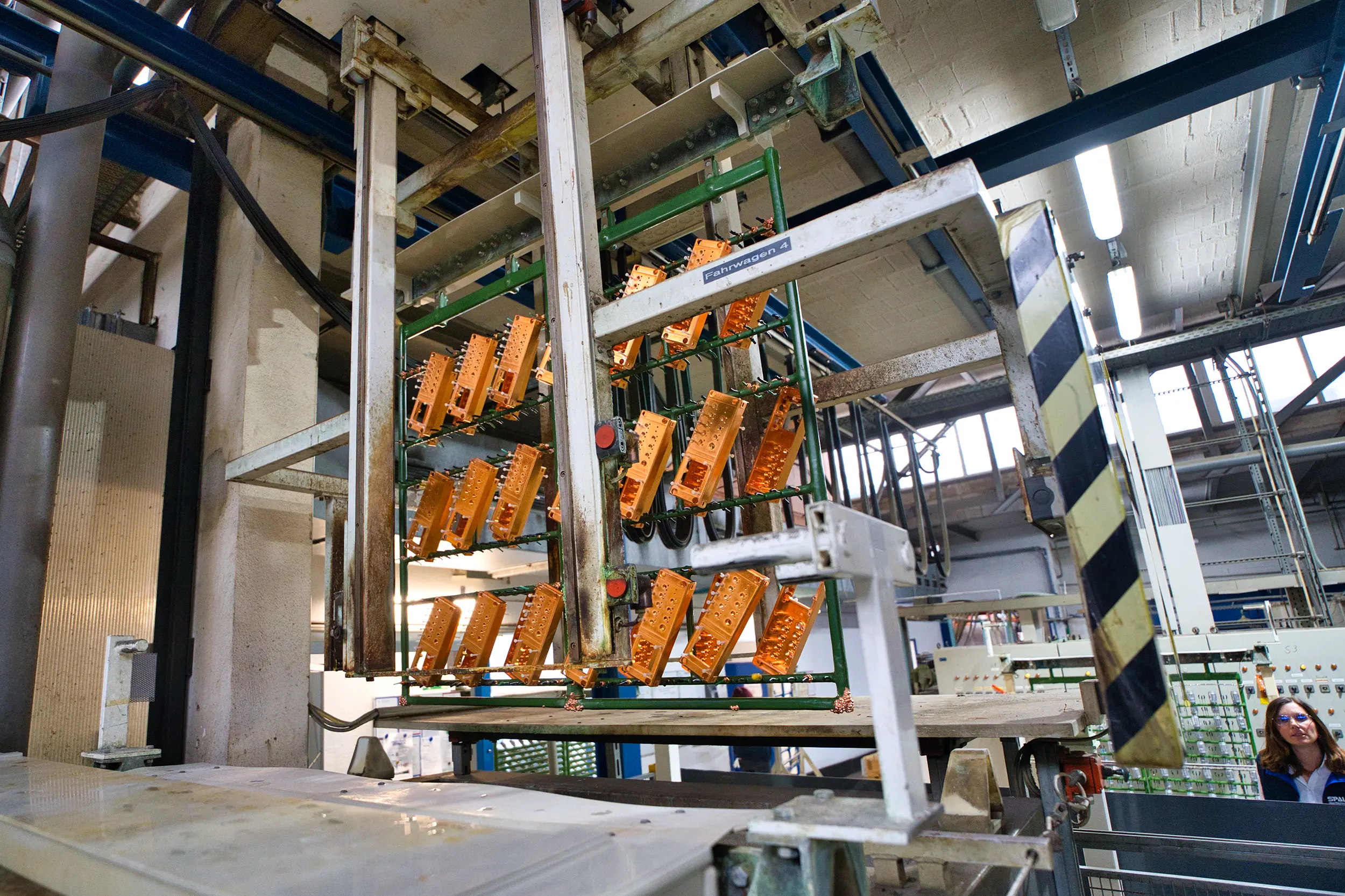 Instalación industrial para el acabado superficial de piezas metálicas en una nave industrial.