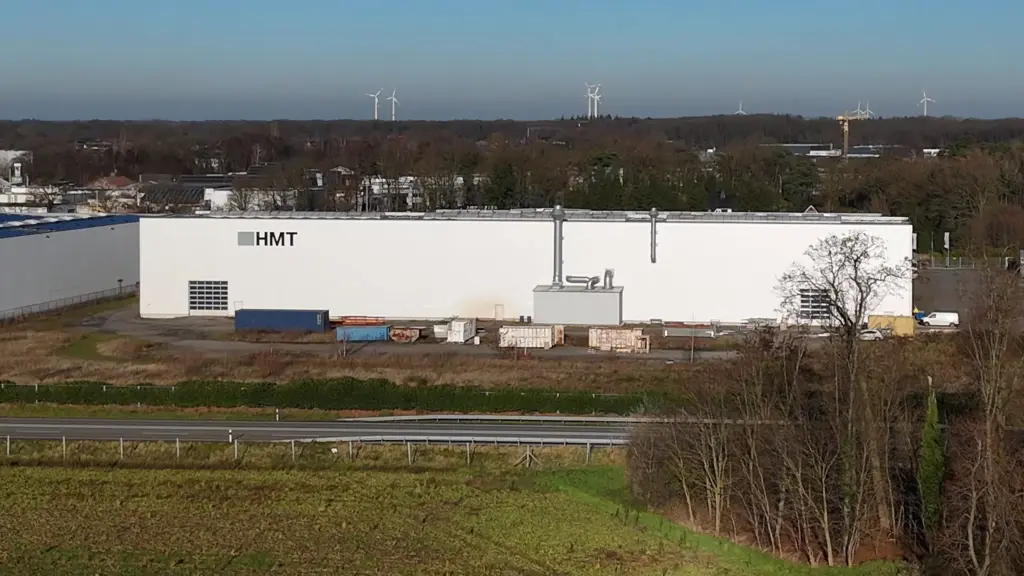 Vista aérea de HMT Industries GmbH & Co. KG; en primer plano, junto a la carretera nacional B67