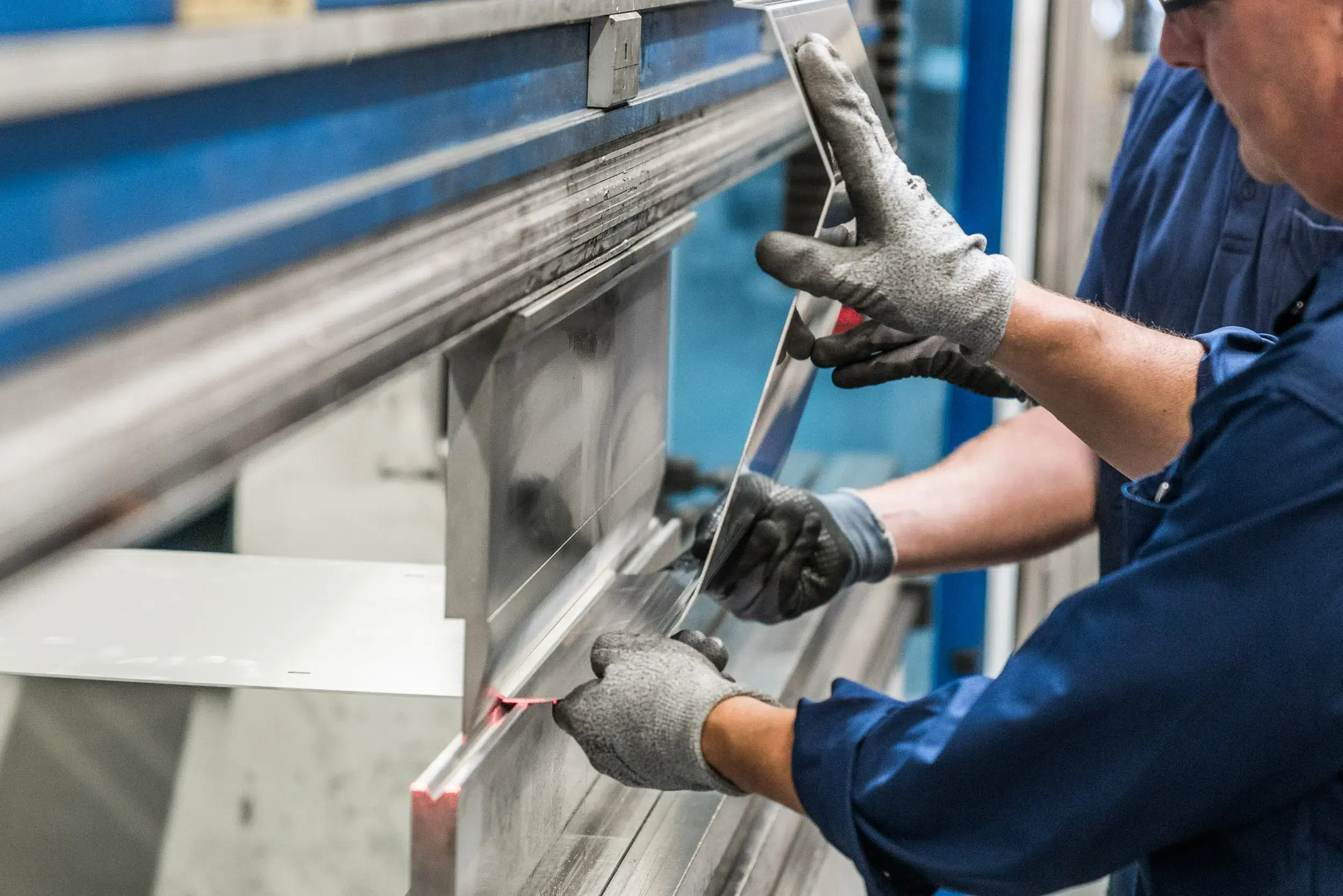 La pieza de láser se conforma con una plegadora: imagen de trabajo en la empresa de subcontratación SPALECK