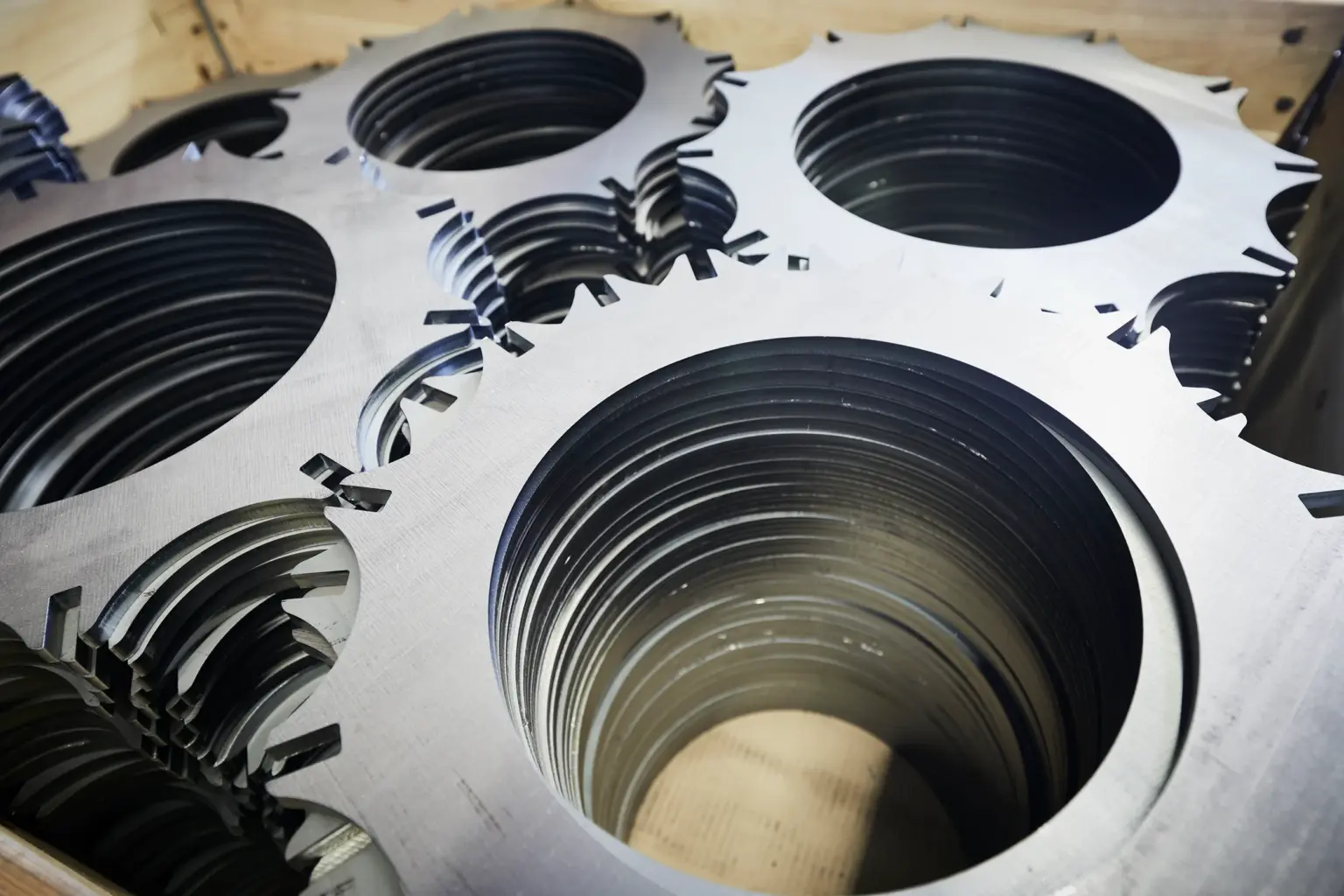 Piezas cortadas con láser apiladas en un palé en las instalaciones del fabricante SPALECK