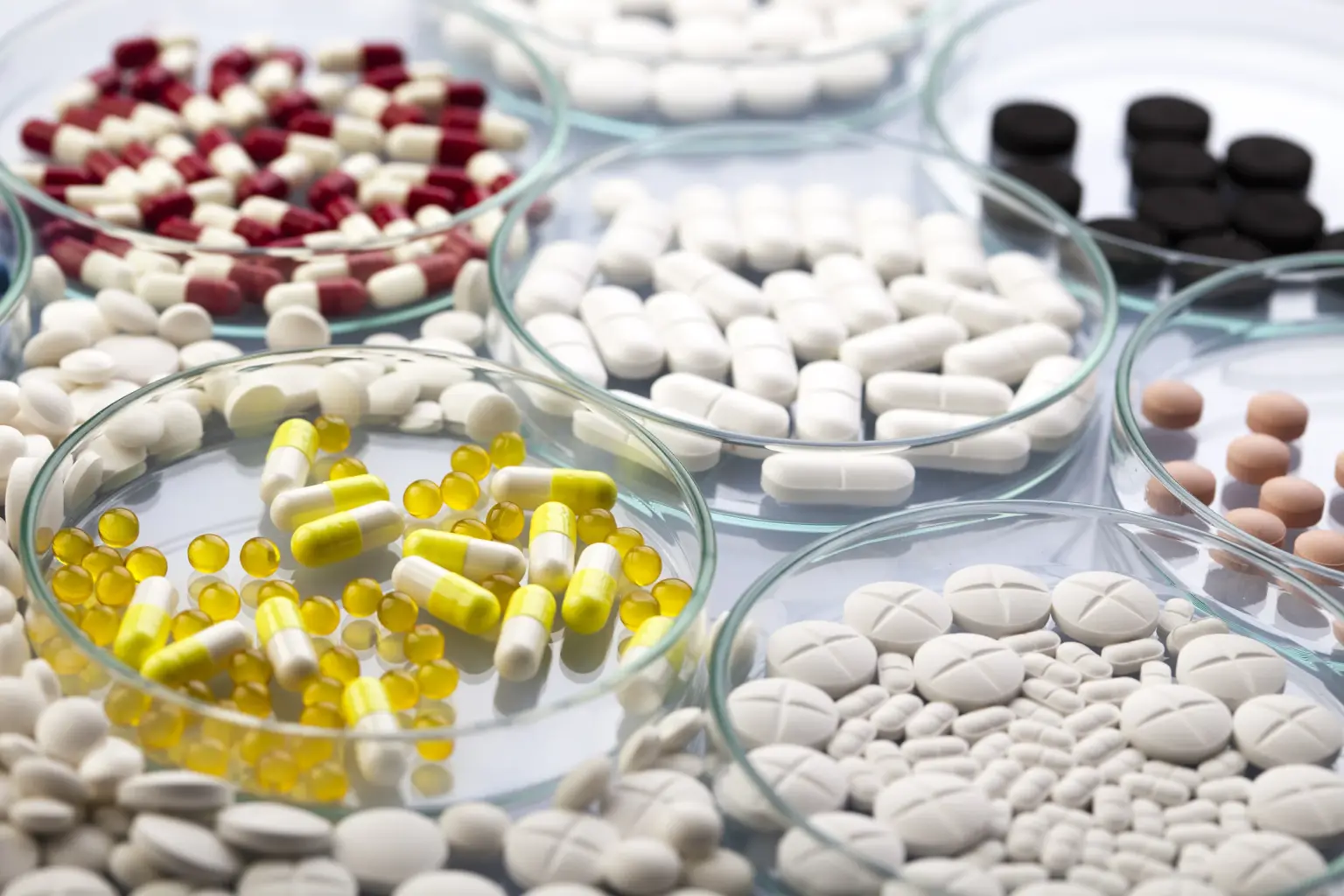 Recipientes con distintos medicamentos