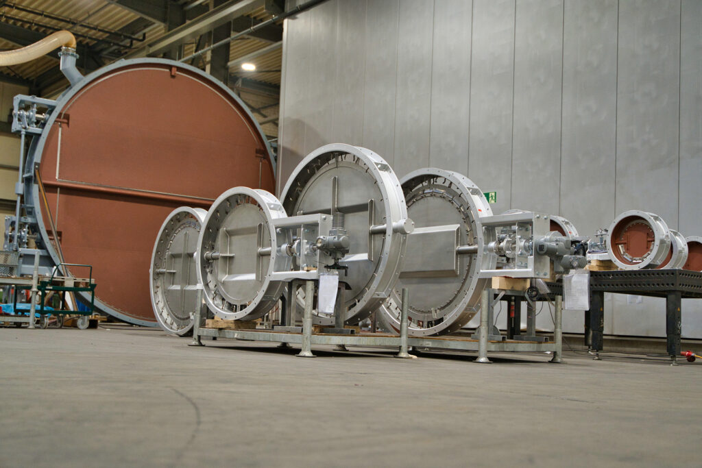 Fabricación a medida de accesorios para gases de combustión y compuertas industriales de HMT