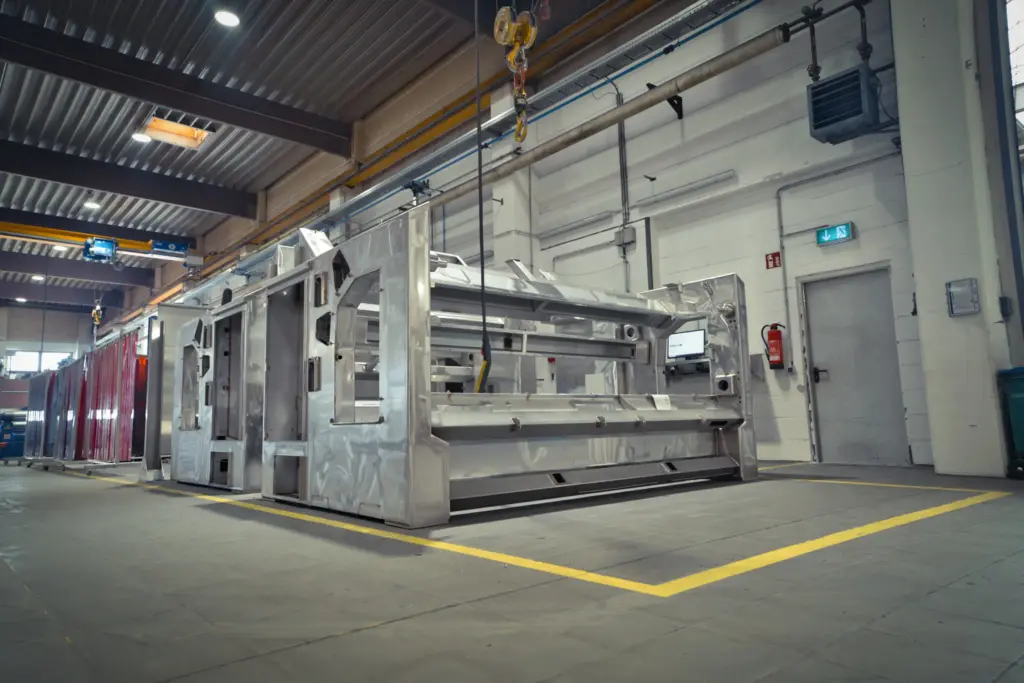 Gran conjunto de piezas soldadas en la línea de producción de SPALECK. Los conjuntos soldados, que incluyen el mecanizado y el montaje de los conjuntos, forman parte de instalaciones de producción alimentaria de gran envergadura. Aquí aún se encuentran en la línea de producción del fabricante por encargo SPALECK.