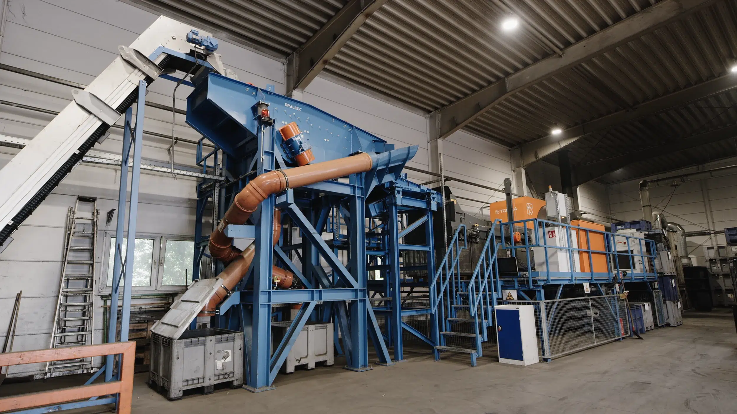 Máquina cribadora SPALECK en el reciclaje de pilas: aquí clasifica las pilas con precisión según su tamaño, para que la máquina de clasificación por rayos X posterior pueda separarlas en función de sus componentes.