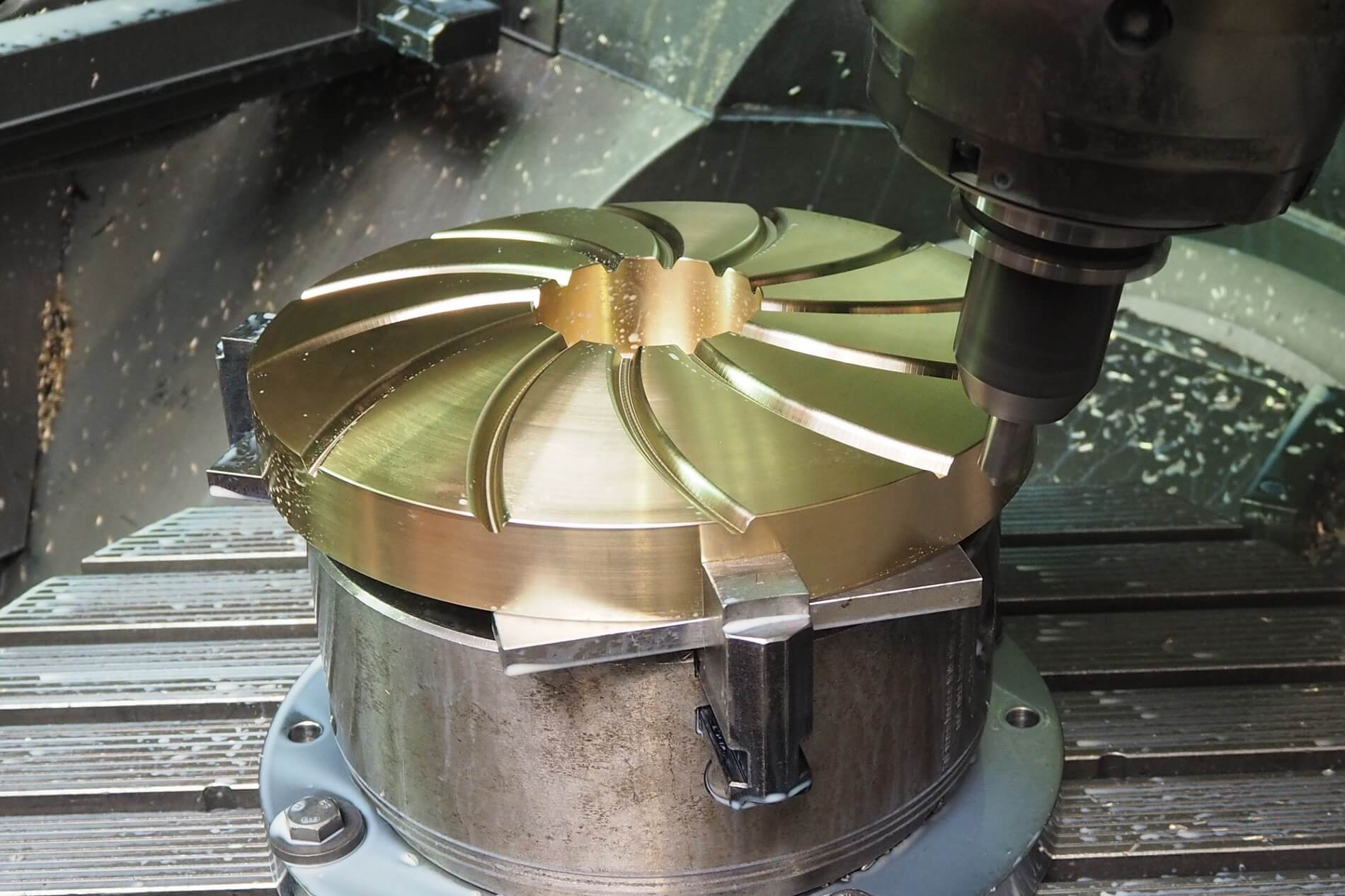 Mecanizado CNC: en este caso, la fabricación de una pieza fresada compleja en la empresa de subcontratación SPALECK