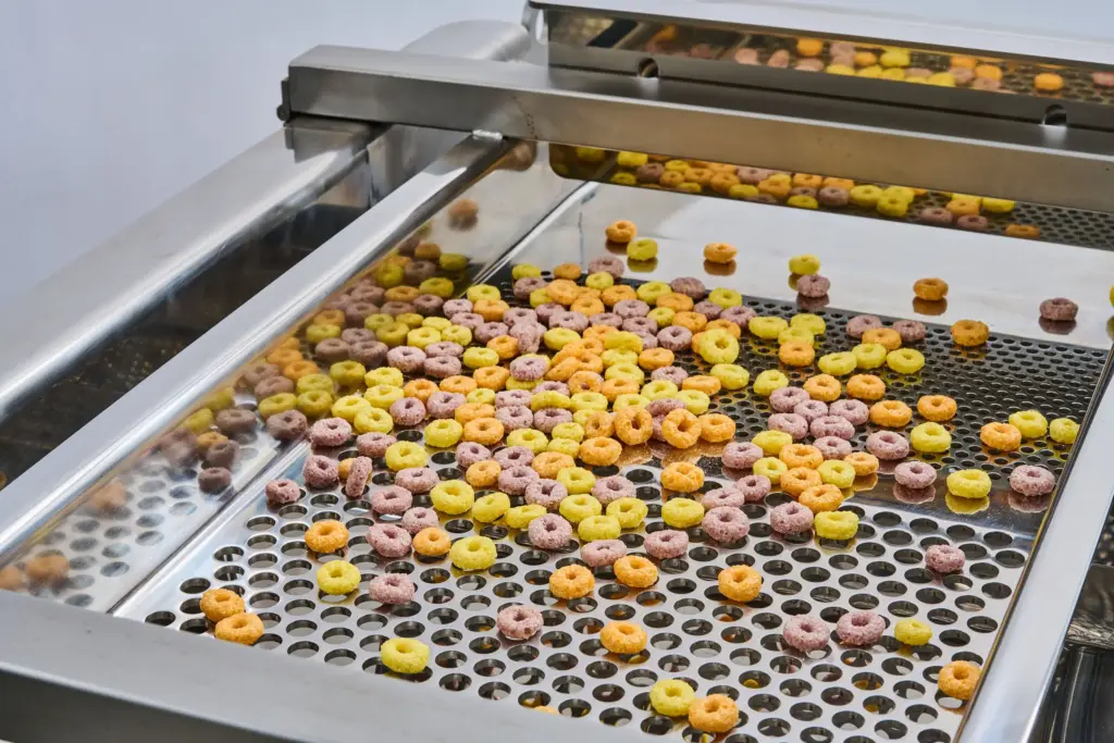 Fotografía detallada de la plataforma de cribado de una máquina cribadora para alimentos