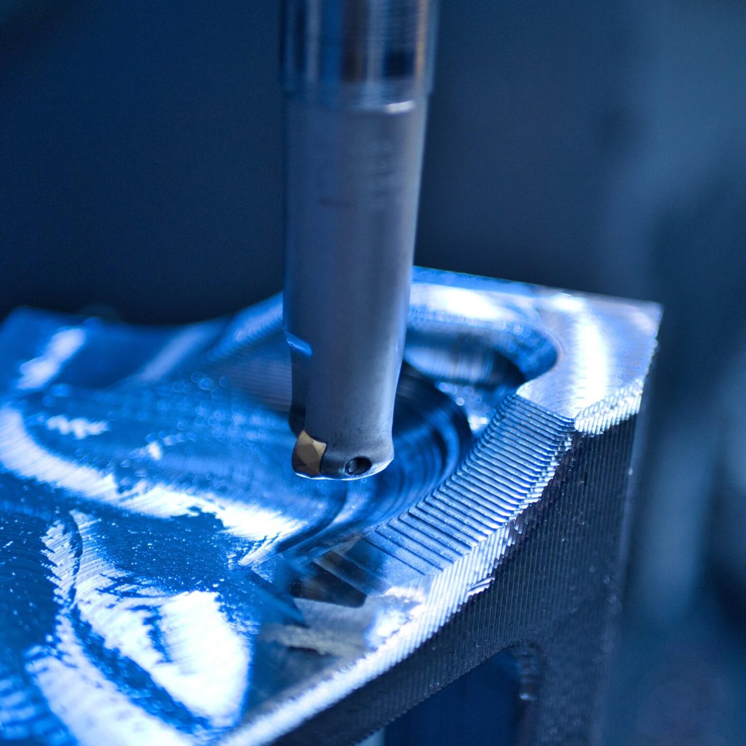 Imagen detallada de una broca mecanizada: pieza fresada con CNC