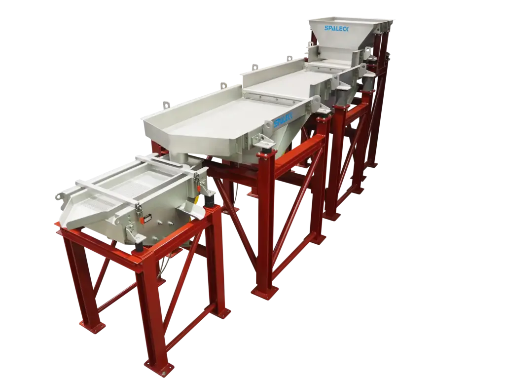 Instalación combinada, compuesta por una canal vibratoria con tramos de transporte y dosificación, así como por una criba vibratoria de una sola mesa para el cribado de control de piensos para animales