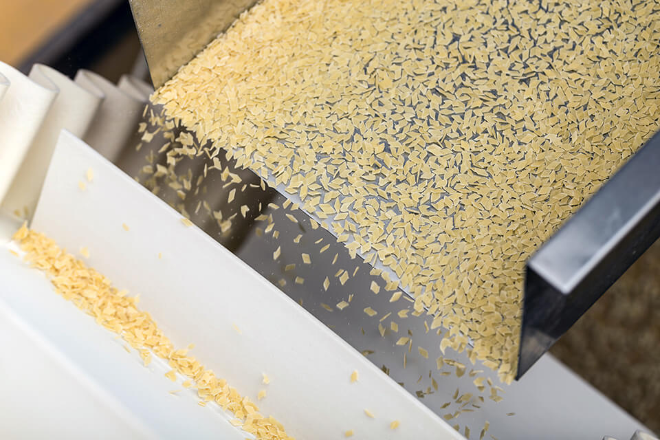Alimentación y dosificación mediante una canaleta vibratoria en la producción alimentaria