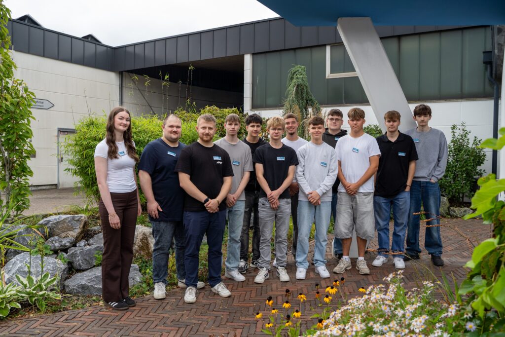 Un grupo de jóvenes aprendices delante de la entrada de Spaleck, en Bocholt