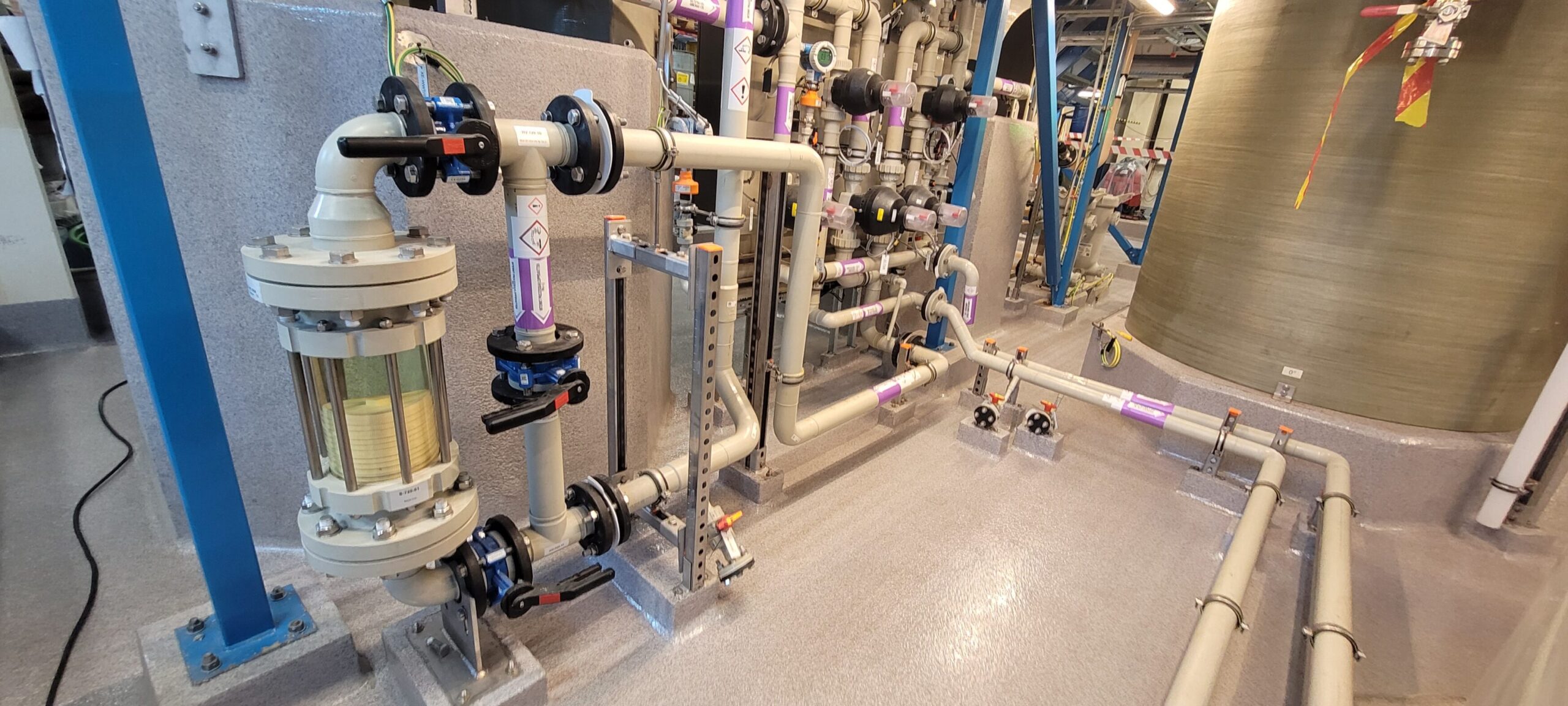 Sistema de tuberías de una instalación de filtración en profundidad en el ámbito industrial.
