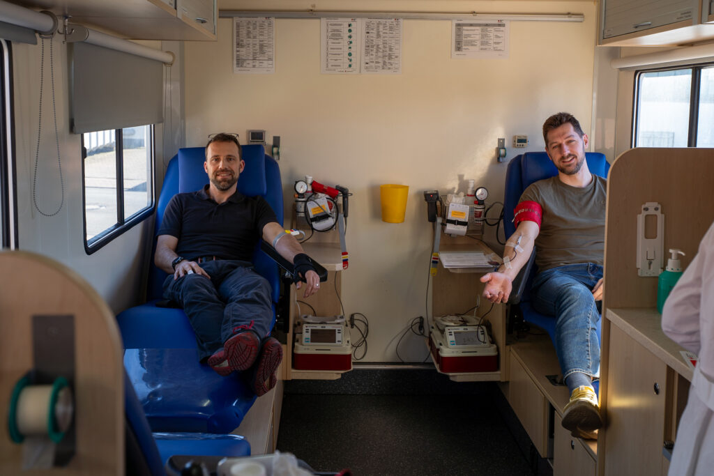 Dos compañeros de Spaleck donan sangre en el autobús de donación de sangre de la Cruz Roja Alemana con motivo de la jornada de donación de sangre organizada por Spaleck