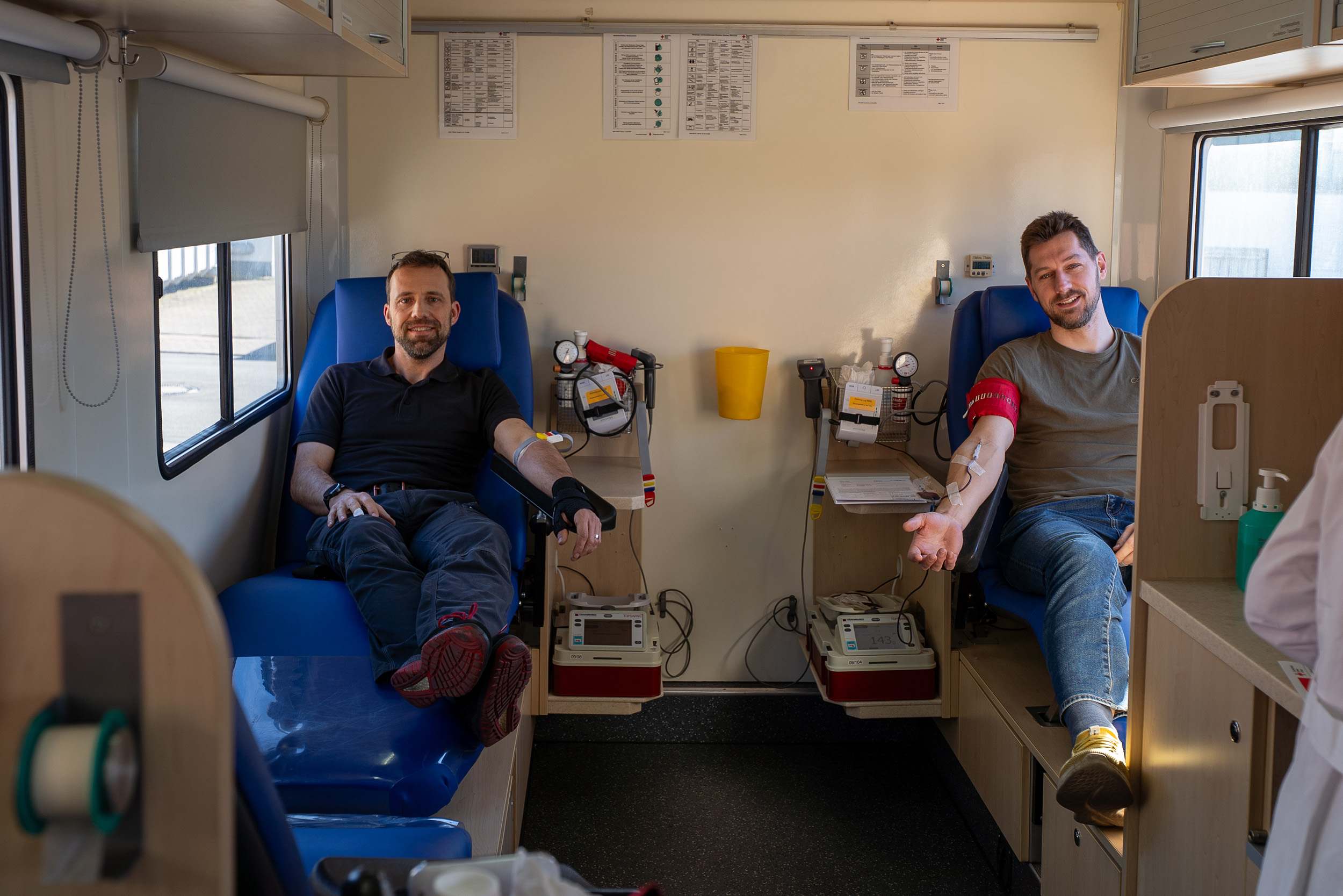 Dos compañeros de Spaleck donan sangre en el autobús de donación de sangre de la Cruz Roja Alemana con motivo de la jornada de donación de sangre organizada por Spaleck