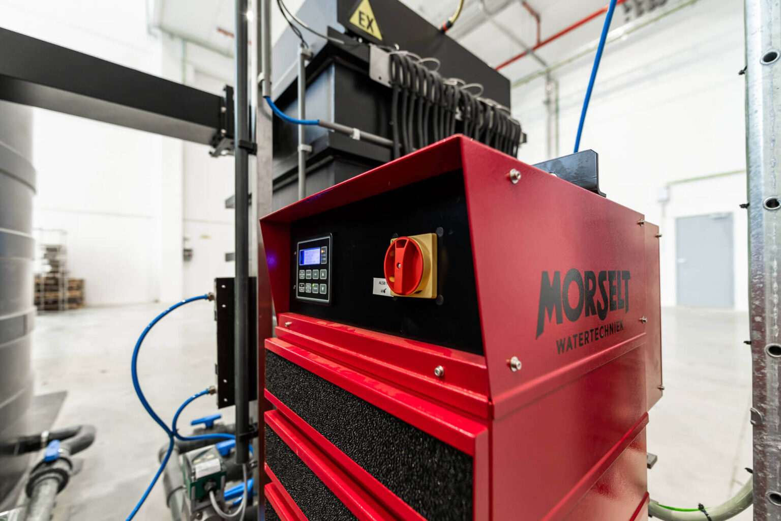 Primer plano de una Morselt RedBox en una nave industrial bien iluminada.