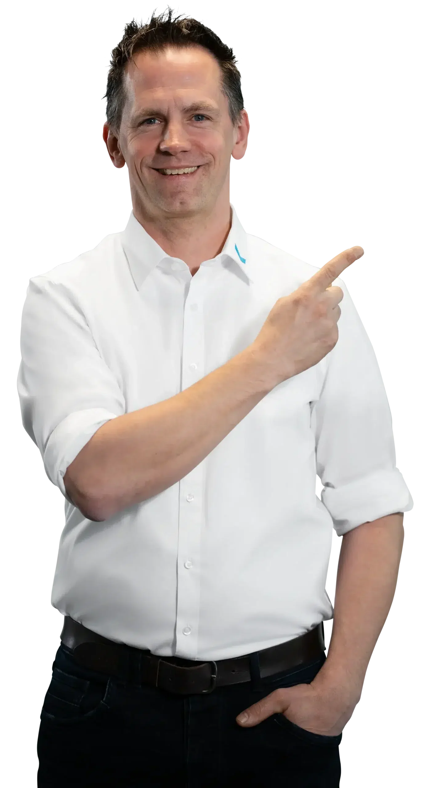 Un hombre con camisa blanca señala hacia un lado con una sonrisa.