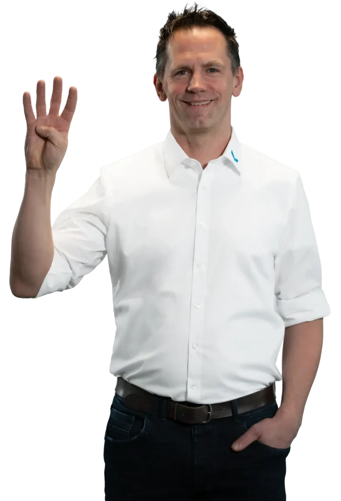 Un hombre con camisa blanca levanta cuatro dedos.