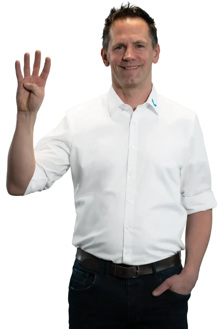 Un hombre con camisa blanca levanta cuatro dedos.