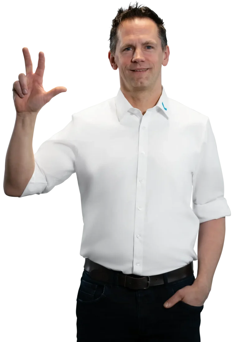 Un hombre con camisa blanca hace un gesto con la mano; tratamiento de agua industrial y de uso doméstico.